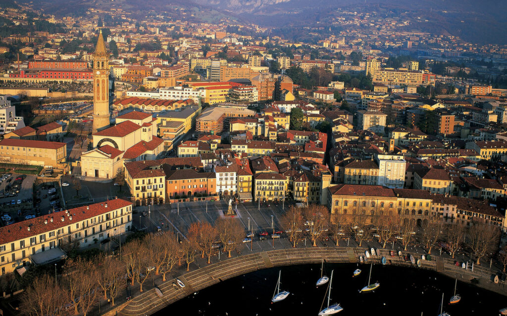 vista dall'alto di Lecco e del lago