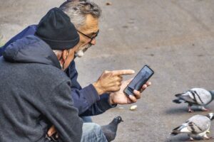 anziani che guardano uno smartphone
