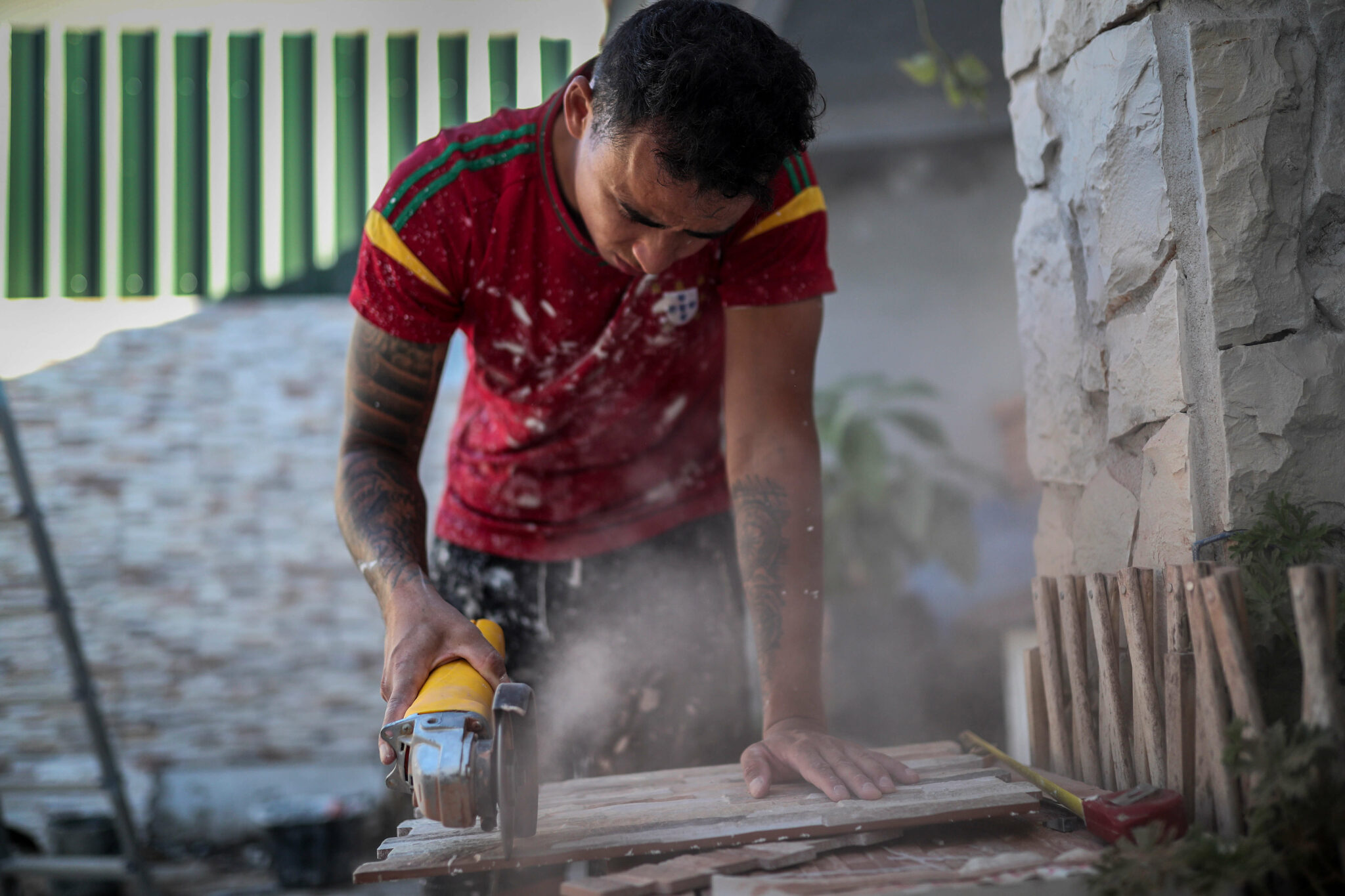 Un lavoratore straniero lavora del legno. È l'immagine di copertina dell'articolo di Secondo Welfare in cui Laura Zanfrini di ISMU ragiona sulle condizioni dei lavoratori stranieri in Italia. E su come migliorarle, anche grazie al secondo welfare.