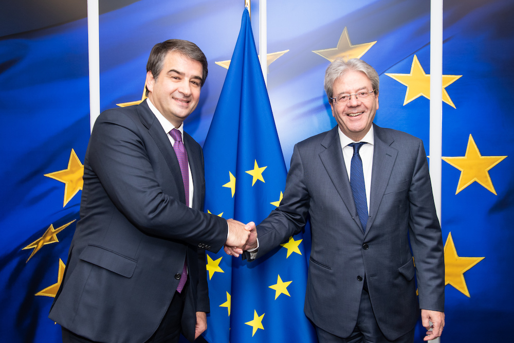 Stretta di mano tra il Ministro Raffaele Fitto e il Commissario paolo Gentiloni. Foto di copertina di un articolo di Secondo Welfare sullo stato di avanzamento del PNRR italiano.