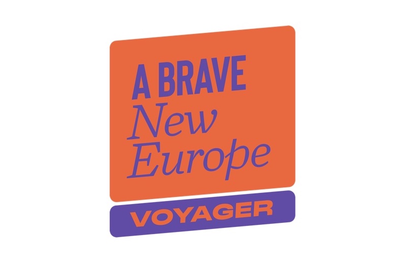 Logo del progetto A Brave New Europe Voyager realizzato da Percorsi di secondo welfare e Slow News insieme a numerosi partner grazie al sostegno della Commissione UE. Per scoprire come la Politica di Coesione Europea interessa la vita delle persone.